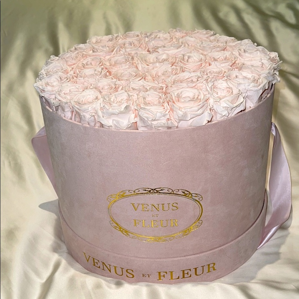 Venus Et Fleur Suede large round roses.